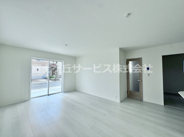 【居間・リビング】 | 豊橋市馬見塚町 59期 新築一戸建て 5号棟 | こちらのリビングで趣味の時間をお楽しみください
