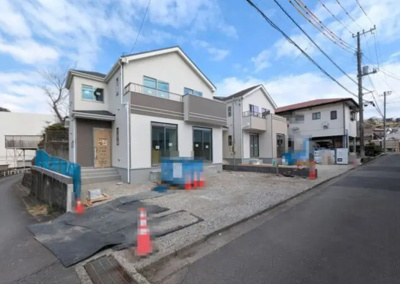 【外観】 | 伊豆の国市大仁 2期 新築一戸建て A号棟 | 現在建築中の外観画像です。ご内覧は同じメーカーの完成物件へご案内いたしますので、いつでもご相談ください！