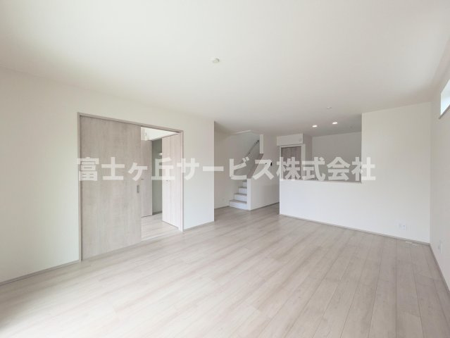 【居間・リビング】 | 浜松市中央区参野町 新築一戸建て A号棟 | リビングです