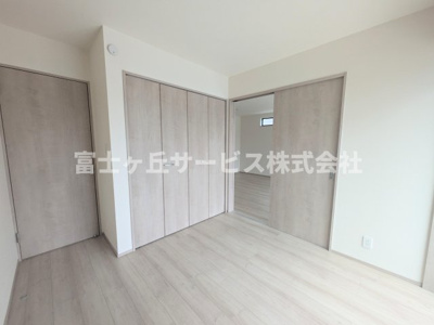 【洋室】 | 浜松市中央区参野町 新築一戸建て A号棟 | リビング横の洋室です