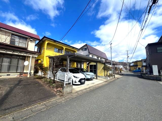 会津若松市一箕町　カーポート付き4LKの前面道路含む現地写真|前面道路含む現地写真です