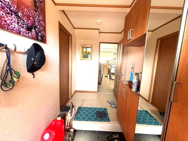 会津若松市一箕町　カーポート付き4LKの玄関|明るい玄関です