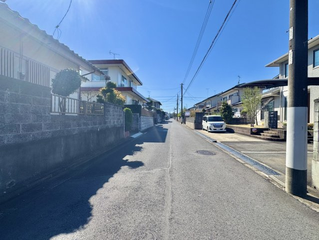 水戸市双葉台中古戸建の前面道路含む現地写真