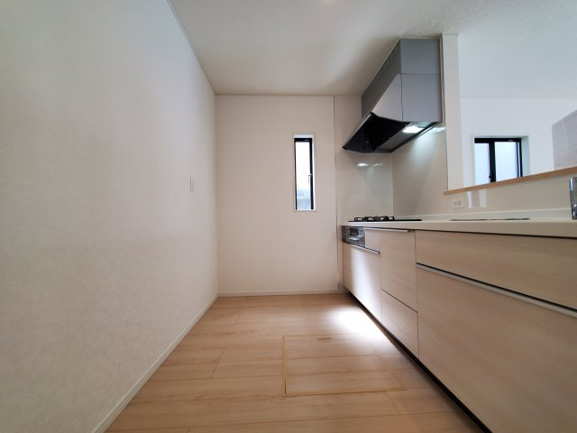 三郷市　戸ケ崎5丁目　新築戸建　全1棟のキッチン|広々キッチンならお子様と一緒にお菓子作りやパーティ準備も楽しめる♪