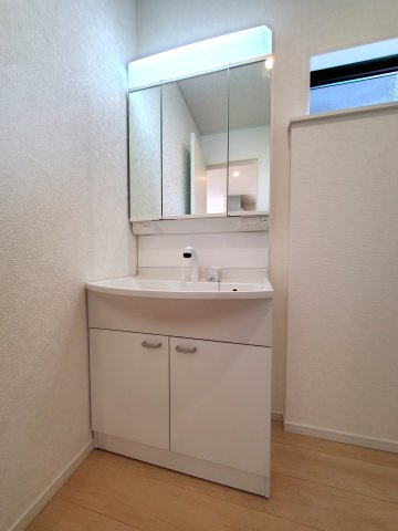 三郷市　戸ケ崎5丁目　新築戸建　全1棟の洗面所|スペースが確保できる洗面所です