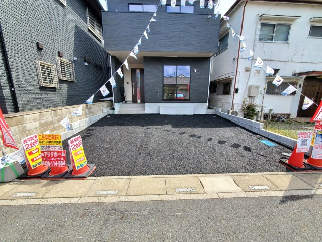 三郷市　戸ケ崎5丁目　新築戸建　全1棟の駐車場|車をお持ちの方に嬉しい駐車場付きの物件です