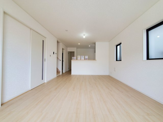 三郷市　戸ケ崎5丁目　新築戸建　全1棟の居間・リビング|広々としたリビングは友人が集まっても楽しめる広さです