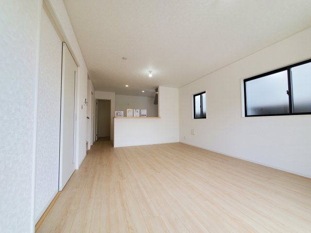 三郷市　戸ケ崎5丁目　新築戸建　全1棟の居間・リビング|溢れる光をたっぷり取り込んだリビングダイニング。