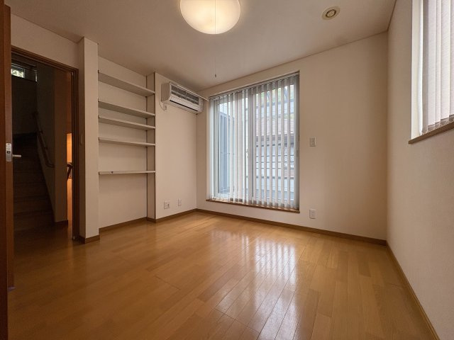 西生田一丁目戸建の洋室