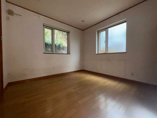 西生田一丁目戸建の洋室