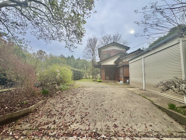 牛久市岡見町中古戸建の駐車場