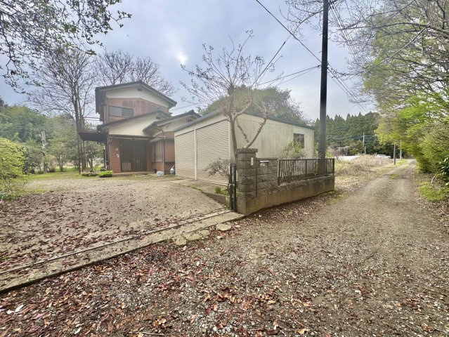 牛久市岡見町中古戸建の前面道路含む現地写真