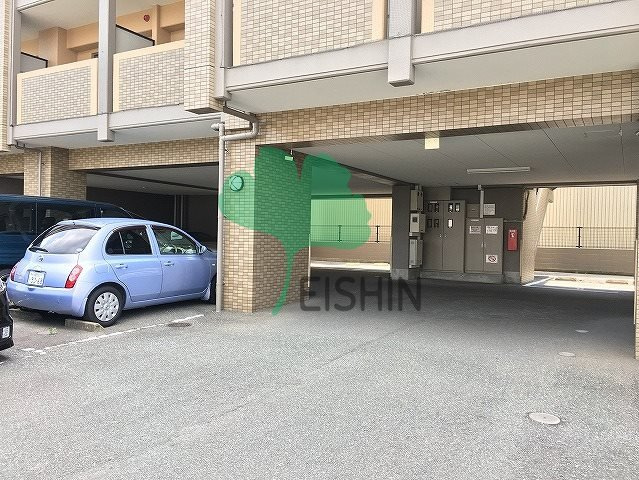 リーセント春町の駐車場