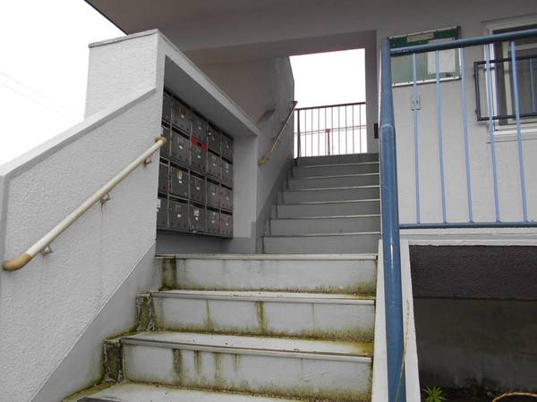 ビレッジハウス中津川2号棟のエントランス