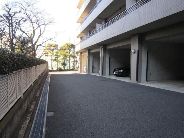 オーキッドスクエアの駐車場