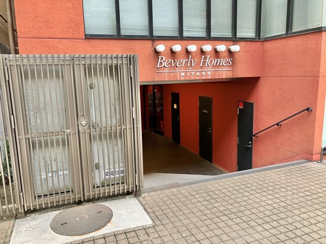 ビバリーホームズ三鷹のエントランス