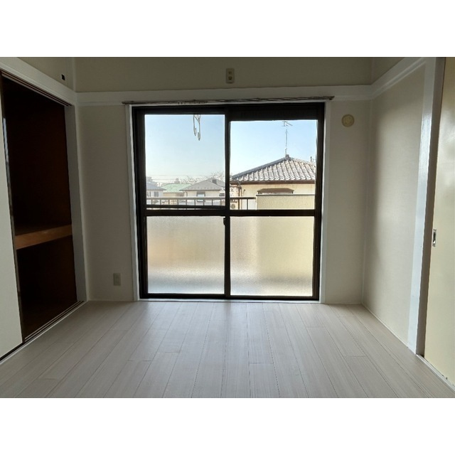 第2春実マンションの居間・リビング