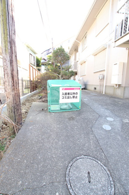 ごみ置き場、敷地内入口