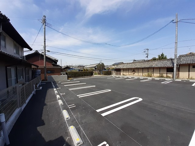 マリオ今国府町Bの駐車場