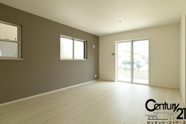 ファーストタウン中菜畑 ２号棟 ／新築一戸建の内観：施工例|■窓ガラスは紫外線７６％カットで安心のLOW-Eペアガラスを採用！結露防止にも効果的です！■