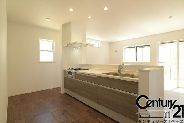 ファーストタウン中菜畑 ２号棟 ／新築一戸建の内観：施工例|■静音シンク、人工大理石天板のシステムキッチンは浄水機能付です！■