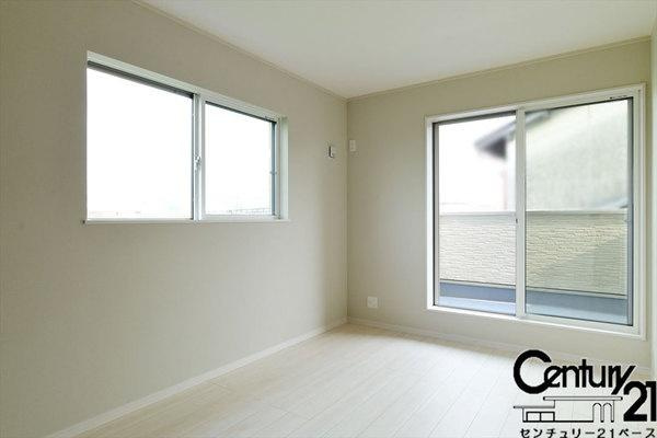 ファーストタウン中菜畑 ２号棟 ／新築一戸建の内観：施工例|■日当たりのよい明るい雰囲気の洋室です！
