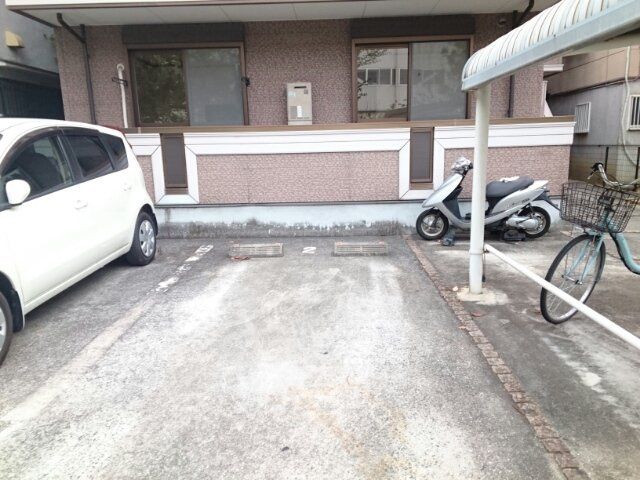 ラベンダ－ハウスの駐車場