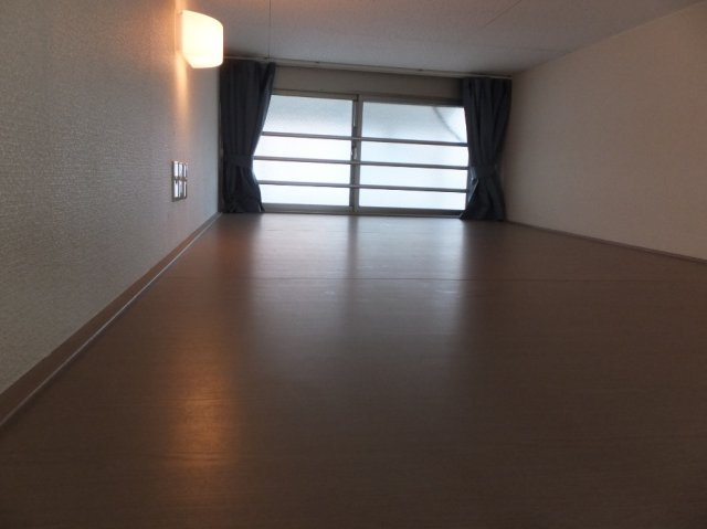 レオパレスダンケのその他|ロフト内、窓・カーテン・灯りあり