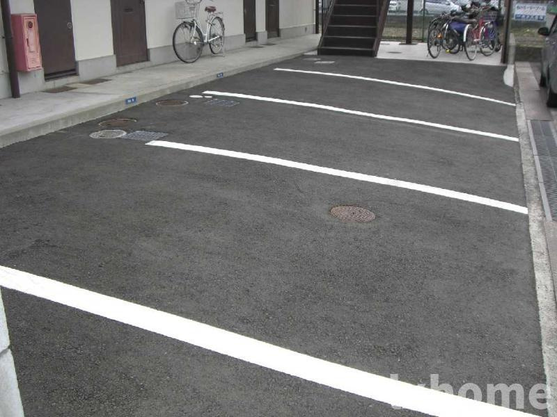 佐藤第3マンションの駐車場|車をお持ちの方に嬉しい駐車場付きの物件です