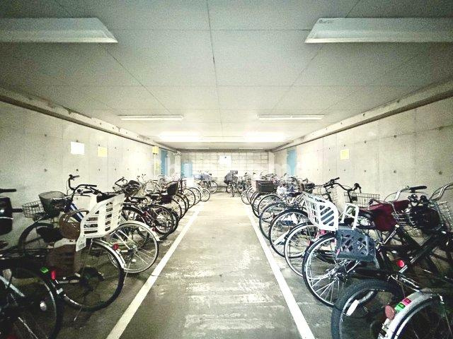 青戸パーク・ホームズの駐輪場|【自転車置き場】最新の空き状況や費用などの詳細は担当スタッフまでお問い合わせください。