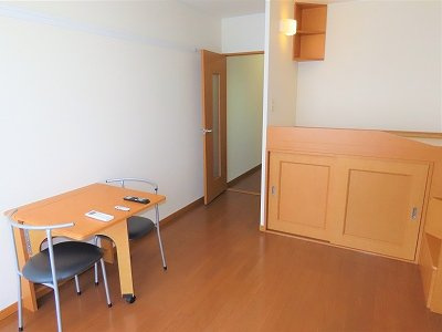 レオパレスうえだはらの居間・リビング|ハイベッドタイプのお部屋です
