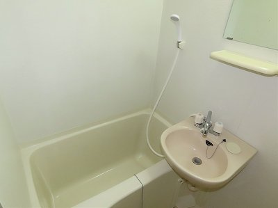 レオパレスうえだはらの浴室|洗面台とユニット式のお風呂です