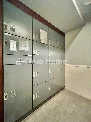 東向島ダイヤモンドマンションの設備|【宅配ボックス】在宅時・不在時に関わらず、居住者の代わりに非対面で宅配物を受け取ってくれる便利な設備です。わかりやすくご説明致しますので見学時にはお部屋だけではなく共用部分もぜひチェックしてください。