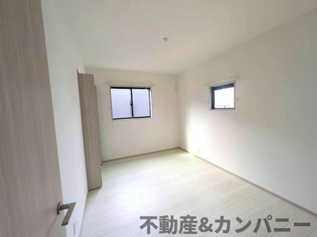 枝松二丁目の新築のおうち　松山市枝松二丁目新築戸建の洋室|きれいな洋室です