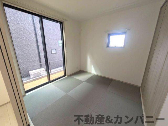 枝松二丁目の新築のおうち　松山市枝松二丁目新築戸建の和室|和室がひろがる居住スペース