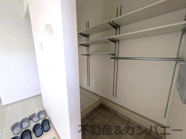 枝松二丁目の新築のおうち　松山市枝松二丁目新築戸建の玄関|明るい玄関です