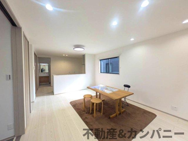 枝松二丁目の新築のおうち　松山市枝松二丁目新築戸建の居間・リビング|居間です