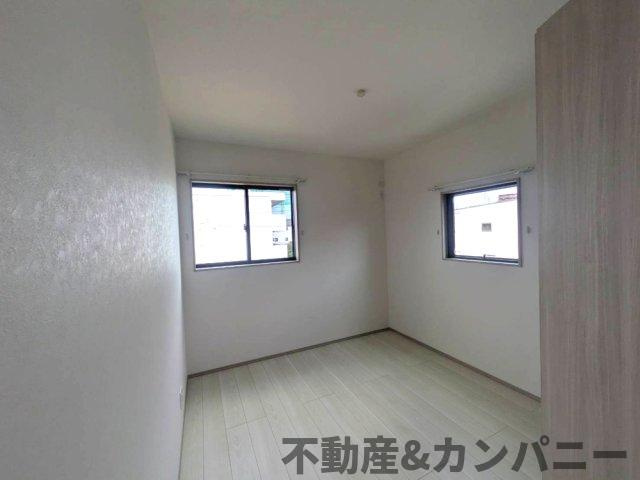 枝松二丁目の新築のおうち　松山市枝松二丁目新築戸建の洋室|使い勝手のいい洋室です