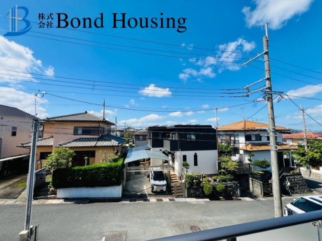 駐車並列３台　収納豊富　西区秋葉台　１号棟　新築戸建の前面道路含む現地写真