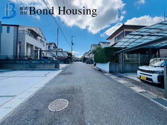 駐車並列３台　収納豊富　西区秋葉台　１号棟　新築戸建の前面道路含む現地写真