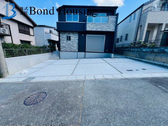 駐車並列３台　収納豊富　西区秋葉台　１号棟　新築戸建の前面道路含む現地写真