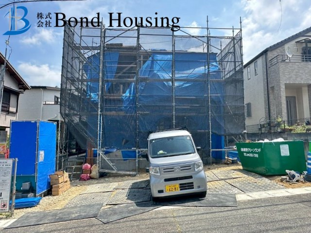 駐車並列３台　収納豊富　西区秋葉台　１号棟　新築戸建の前面道路含む現地写真