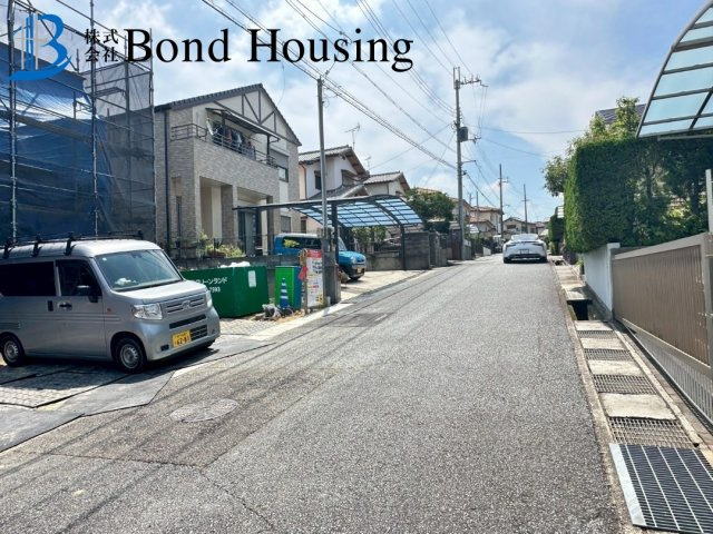 駐車並列３台　収納豊富　西区秋葉台　１号棟　新築戸建の前面道路含む現地写真