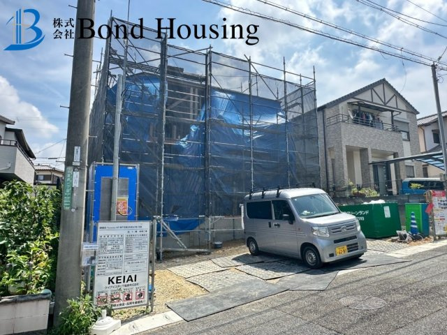 駐車並列３台　収納豊富　西区秋葉台　１号棟　新築戸建の前面道路含む現地写真