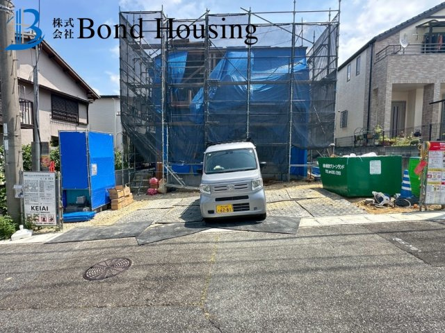 駐車並列３台　収納豊富　西区秋葉台　１号棟　新築戸建の前面道路含む現地写真