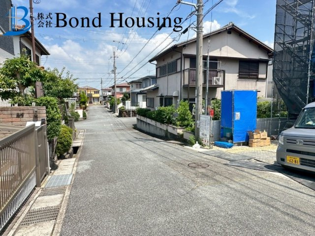 駐車並列３台　収納豊富　西区秋葉台　１号棟　新築戸建の前面道路含む現地写真