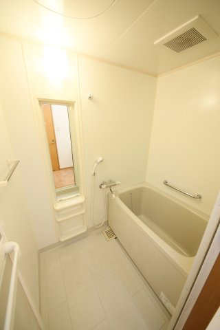 キャトル・セゾンの浴室|別部屋反転間取りのお写真となります。