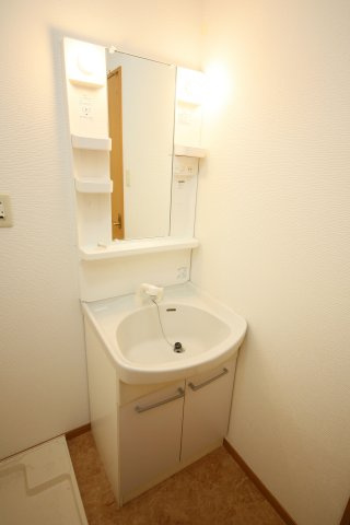 キャトル・セゾンの独立洗面台|別部屋反転間取りのお写真となります。