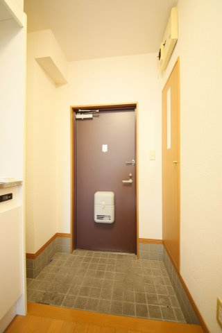 キャトル・セゾンの玄関|別部屋反転間取りのお写真となります。