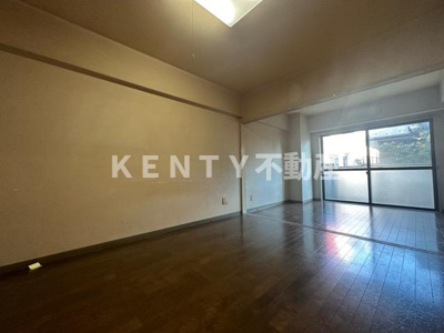 【居間・リビング】 | アビタシオンクレール | こちらのリビングで趣味の時間をお楽しみください